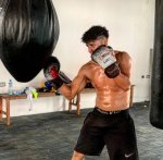 Boxeador profesional,, fuerte y sexi para cumplir todas tus fantasías.....
Cariñoso y tierno también